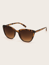 Load image into Gallery viewer, Tortoiseshell Frame Flat Lens Sunglasses With Case