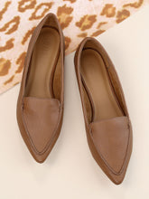 Load image into Gallery viewer, Leopard Stitch Pointed Flats