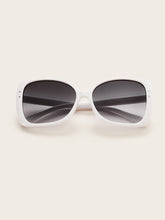 Load image into Gallery viewer, Rivet Decor Flat Lens Sunglasses