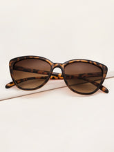 Load image into Gallery viewer, Tortoiseshell Frame Flat Lens Sunglasses With Case