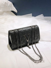 Load image into Gallery viewer, Metal Tassel Decor Quilted Chain Bag