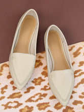 Load image into Gallery viewer, Leopard Stitch Pointed Flats