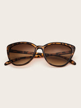 Load image into Gallery viewer, Tortoiseshell Frame Flat Lens Sunglasses With Case