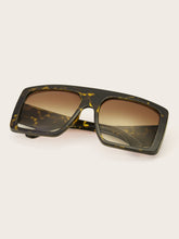 Load image into Gallery viewer, Tortoiseshell Frame Flat Top Shield Sunglasses With Case