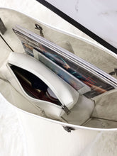 Load image into Gallery viewer, Clear PVC Chain Tote Bag With Inner Clutch