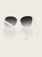 Load image into Gallery viewer, Rivet Decor Flat Lens Sunglasses